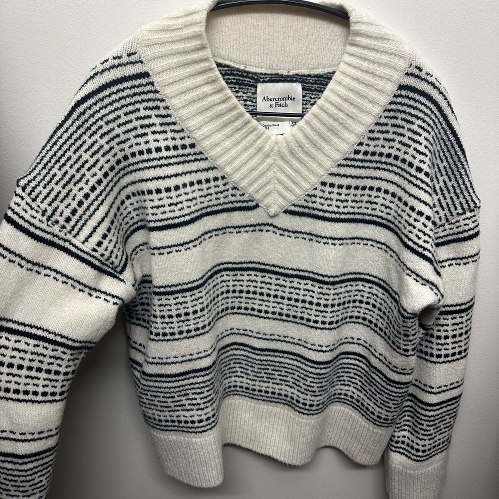 Abercrombie & Fitch Women’s Cream and Black Patterned V-Neck Sweater